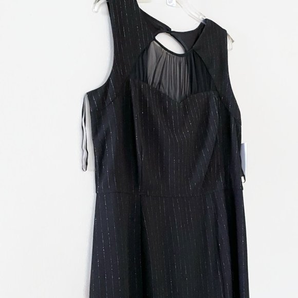 Sleeveless dress with keyhole opening - Picture 3 of 14